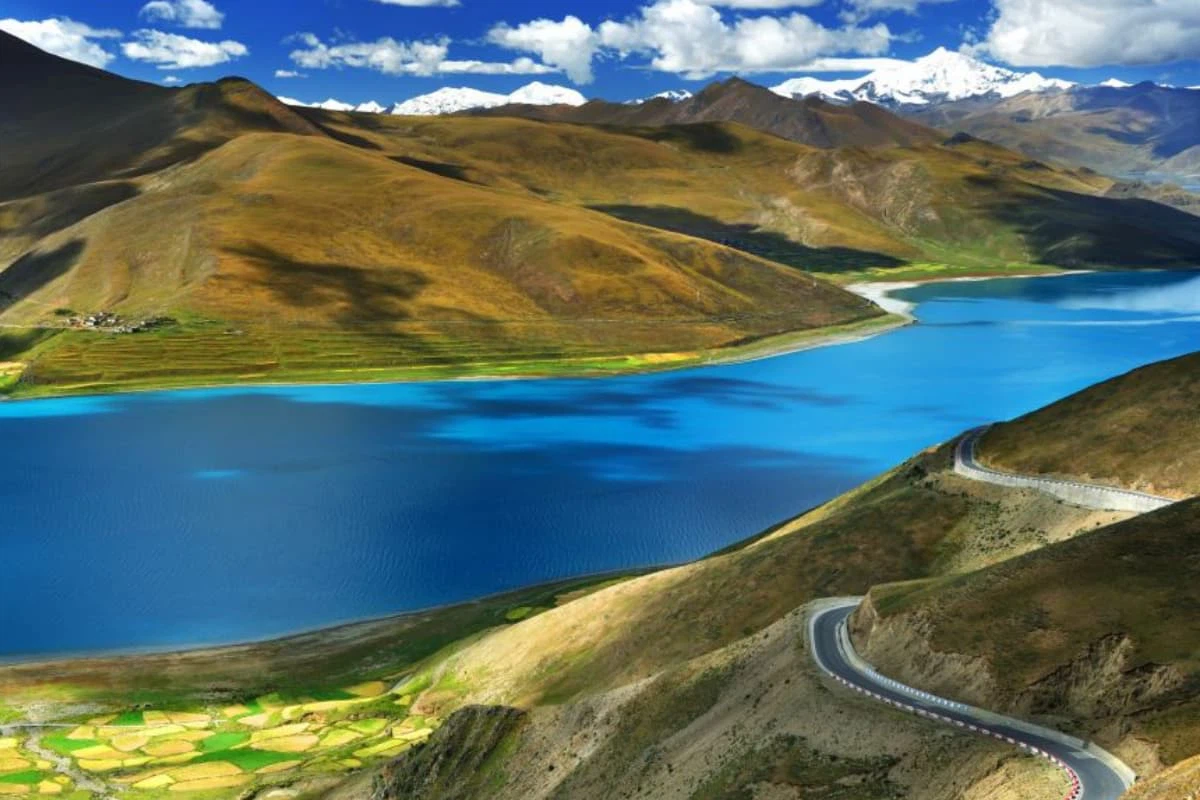 Introduction to Yamdrok Lake Introduction to Yamdrok Lake